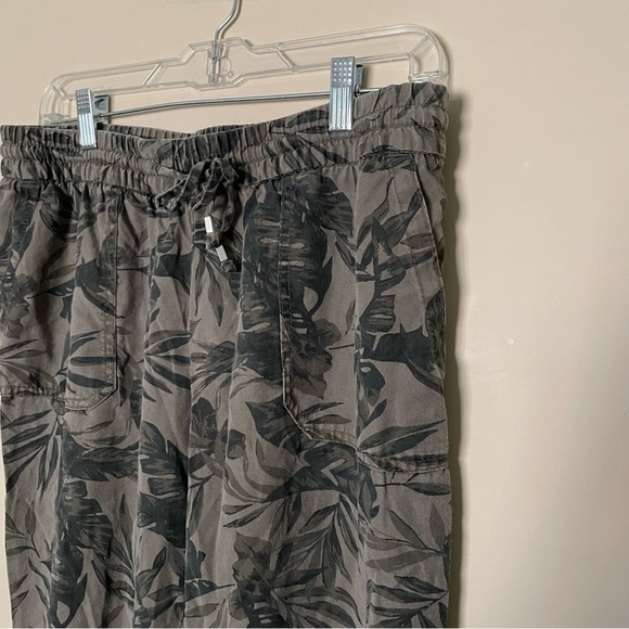 Old Navy Green Leaf Soft Tencel Olive Leaf Printed Pull On Pants - Picture 3 of 10